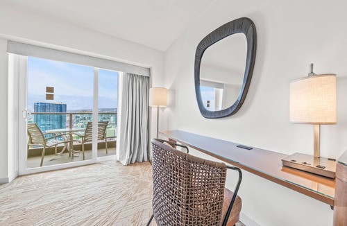 Ala Moana Apartment | Top Floor Studio with Balcony & Views 3528