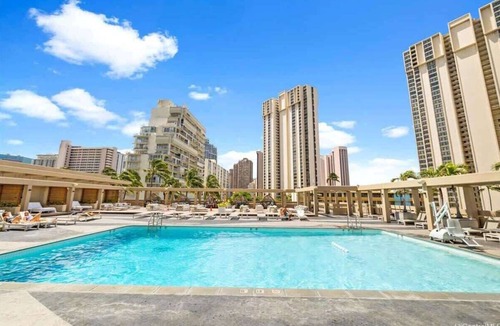 Ala Moana Apartment | Top Floor Studio with Balcony & Views 3528