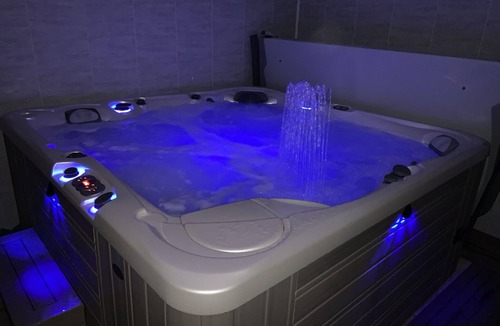 Mazamet House | Top floor townhouse with hot tub