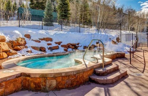 Deer Valley House | Top floor view Hotel Studio close to everything