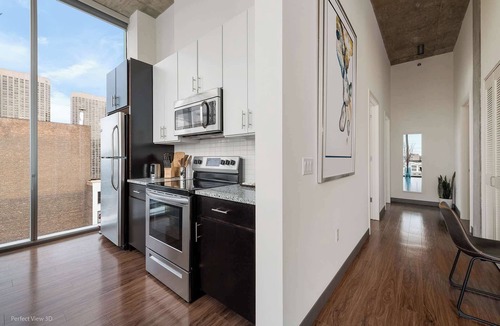 West Loop Gate Apartment | Top Floor Views + Central Comfort