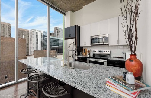 West Loop Gate Apartment | Top Floor Views + Central Comfort