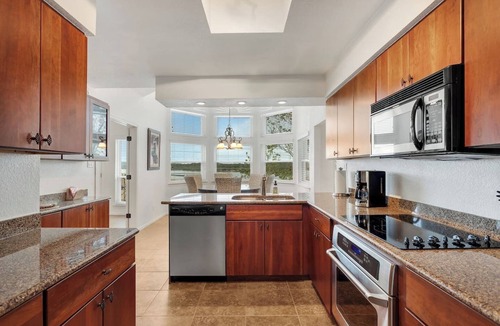 Highland Lake Estates Condo | Top Floor Waterfront Villa on Private Island