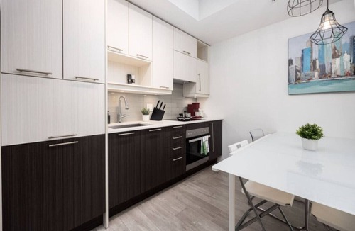 Financial District Condo | Top Graded Metropolitan Suite w/Free Parking