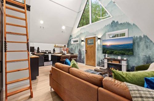 Cashes Valley House | TOP GUEST FAVORITE A-Frame with Sauna & Pickleball