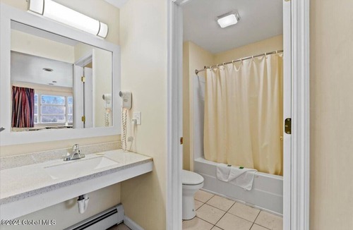 Saratoga Springs Hotel | Top Hill Motel