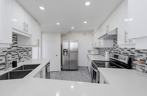 Rathwood Condo | Top Luxury ~ Condo ~ Mississauga ~ Pool ~ Gym