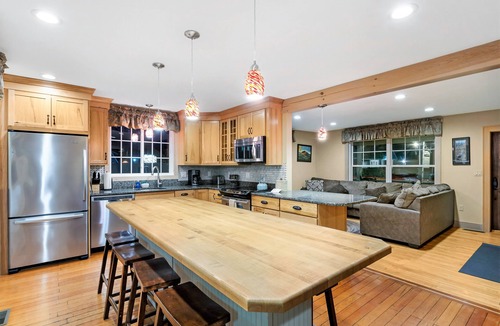 Upper Village Hotel | Top Notch Inn