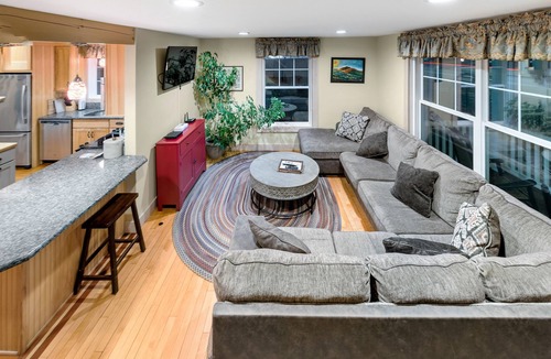 Upper Village Hotel | Top Notch Inn