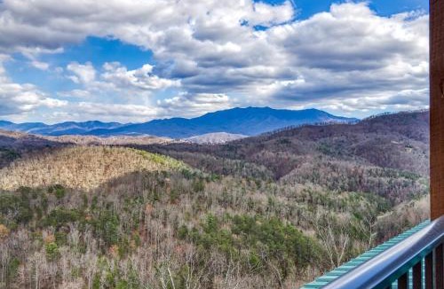 Pigeon Forge Ski Chalet | Top Notch Lodge, Indoor Pool, Theater Room, Game Room, Stunning Mtn Views