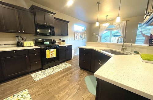 Medford House | Top Rated! Bring the kids, BIG backyard! Sleeps 12. Fast WIFI.