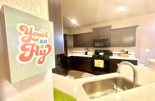 Medford House | Top Rated! Bring the kids, BIG backyard! Sleeps 12. Fast WIFI.