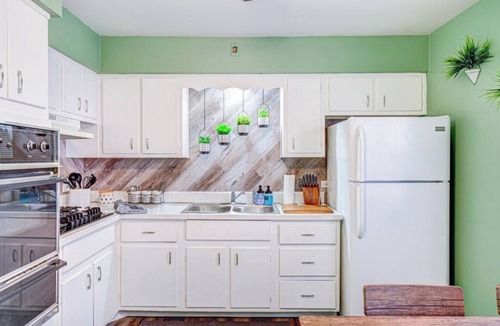 Elmwood Park Condo | Top Rated Condo 65” TV Family-friendly 2BR