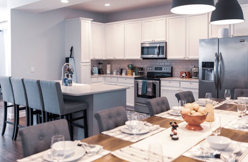 Trafalgar Village House | TOP RATED Disney-Themed Villa w/ARCADE Game Room ♥3 King Suites♥Private Pool/Spa