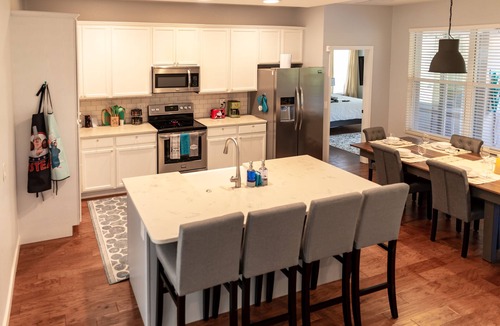 Trafalgar Village House | TOP RATED Disney-Themed Villa w/ARCADE Game Room ♥3 King Suites♥Private Pool/Spa