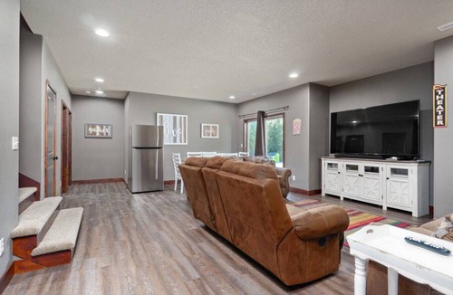 Hollister House | TOP Rated! Family home with 7 King beds + Hot tub
