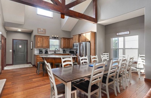 Hollister House | TOP Rated! Family home with 7 King beds + Hot tub