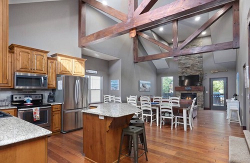 Hollister House | TOP Rated! Family home with 7 King beds + Hot tub
