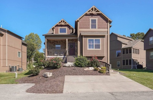 Hollister House | TOP Rated! Family home with 7 King beds + Hot tub