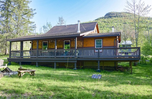 Hunter House | Top rated rental in Hunter Sauna cozy 4 Bedrms 3 full baths sauna great location