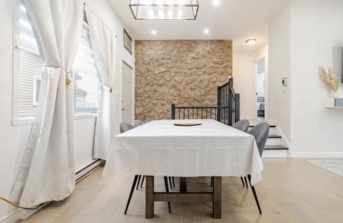 Laval House | Top Rated Vacation House Montreal Private Parking