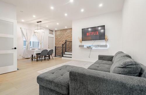 Laval House | Top Rated Vacation House Montreal Private Parking