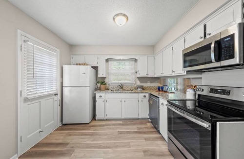 Cary House | Top Rated - Walk to Downtown Cary - Peaceful Cozy Retreat - Dog Friendly