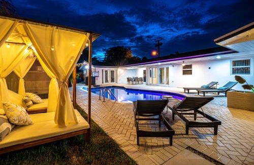 Pembroke Pines Villa | Top Villa Near Beach with Game Room, Hot Tub and Pool