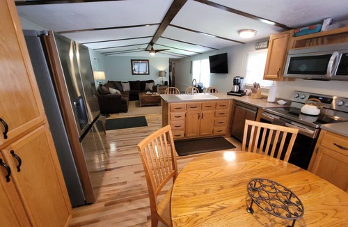 Skyland House | Topsy's Trailer, Private, FAST WiFi, Small Dog Ok, HOT TUB, Close to Hendo/AVL