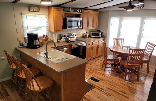 Skyland House | Topsy's Trailer, Private, FAST WiFi, Small Dog Ok, HOT TUB, Close to Hendo/AVL