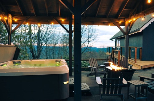 Seven Devils Cabin | TopView-PoolTable-2King-Pickleball-HotTub-FireTable-Fireplace-Arcade-Location