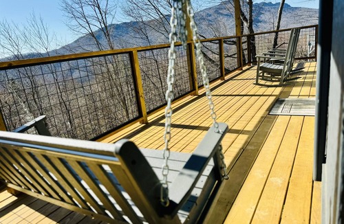Seven Devils Cabin | TopView-PoolTable-2King-Pickleball-HotTub-FireTable-Fireplace-Arcade-Location