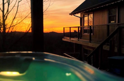 Seven Devils Cabin | TopView-PoolTable-2King-Pickleball-HotTub-FireTable-Fireplace-Arcade-Location