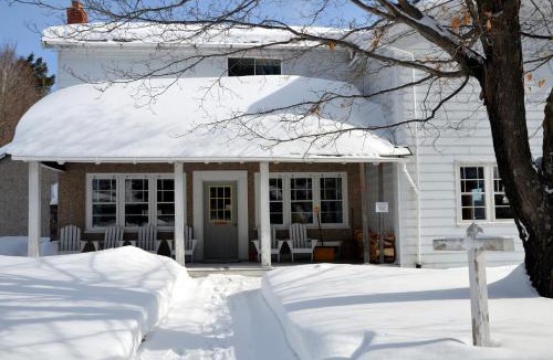 Arnstein Hotel | Tornado's Motel