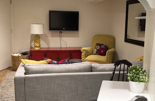 The Beaches Apartment | Toronto Beaches-Fresh and cozy guest suite in great location