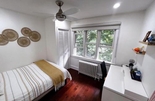Lawrence Park South House | Toronto central area tidy room near subway