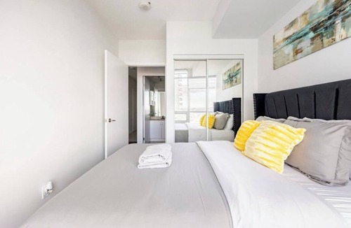 Fort York Condo | Toronto closer Budwiser walk Scotiabank arena 6mins with uber , Rogers Centre .