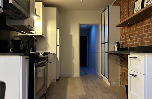 Old Town Apartment | Toronto Cork Town, Queen St.E, Spacious 2nd Fl. Loft