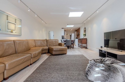 Old Town Apartment | Toronto Cork Town, Queen St.E, Spacious 2nd Fl. Loft