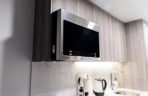 Toronto Entertainment District Condo | Toronto Luxury Condo Rental – Posh Suite with City Views & Great Amenities