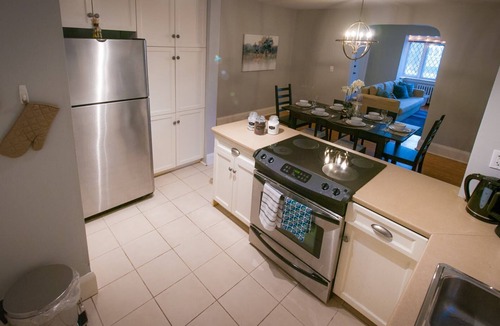 Lytton Park House | Toronto Midtown Cozy - Sleeps 6 with private parking