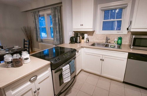 Lytton Park House | Toronto Midtown Cozy - Sleeps 6 with private parking