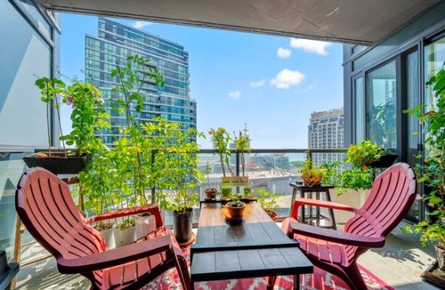 Fort York Condo | Toronto skyline | lake | all day long for long term and remote workers