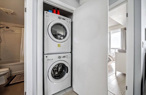 Fort York Condo | Toronto skyline | lake | all day long for long term and remote workers