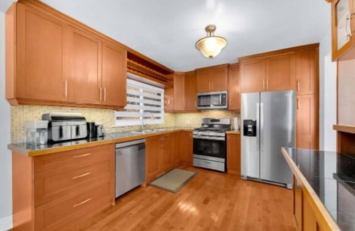 Bathurst Manor House | Toronto Stay: Free Parking, Games, Ping Pong, WiFi
