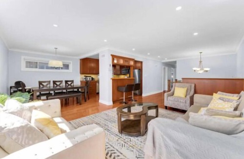 Bathurst Manor House | Toronto Stay: Free Parking, Games, Ping Pong, WiFi