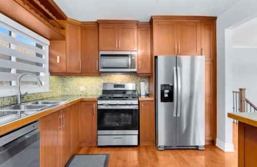 Bathurst Manor House | Toronto Stay: Free Parking, Games, Ping Pong, WiFi