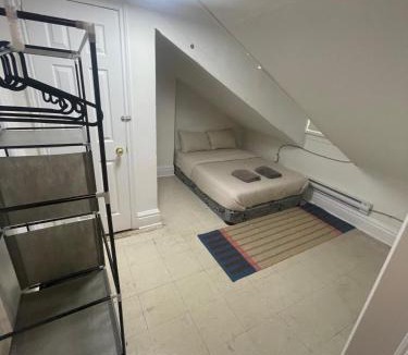 Financial District House | TORONTO UNIVERSITY PRIVATE ROOM-Next to Eaton Centre
