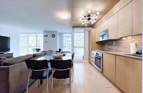 Wellington Place Apartment | Toronto Water Front Spacious Family 2+1 Condo in Heart of Down Town Toronto