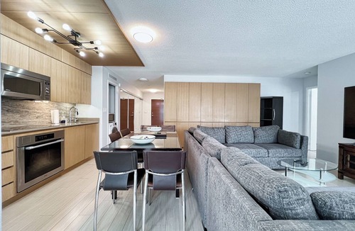 Wellington Place Apartment | Toronto Water Front Spacious Family 2+1 Condo in Heart of Down Town Toronto